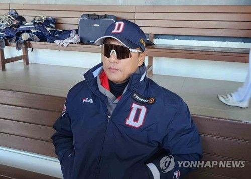 취재진과 인터뷰하는 이승엽 두산 감독