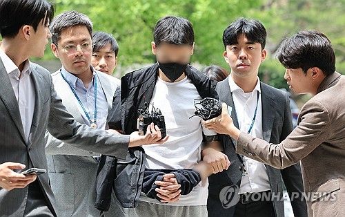 영장실질심사 출석하는 경복궁 낙서 지시 30대