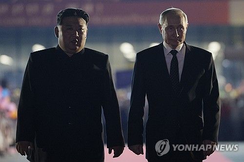 2024년 6월 19일 평양 순안국제공항에서 나란히 걷는 블라디미르 푸틴 러시아 대통령(오른쪽)과 김정은 북한 국무위원장(왼쪽)