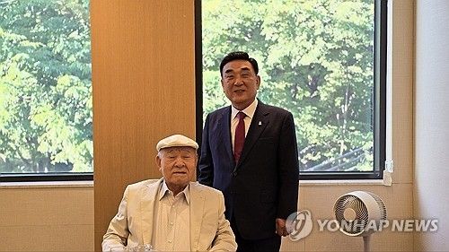 이주용 KCC 회장(왼쪽)과 김두겸 울산시장