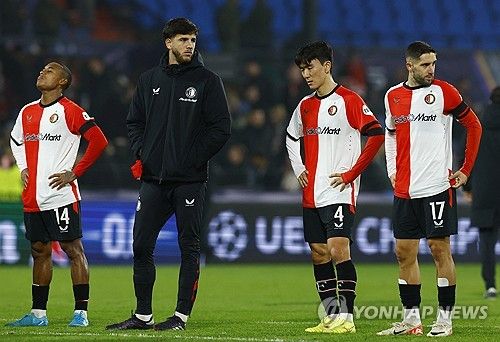 패배 후 황인범(4번) 등 페예노르트 선수들의 모습.