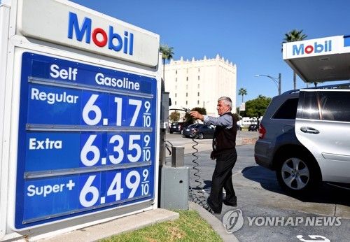 휘발유 가격이 급등한 2022년 당시 미국의 주유소 풍경