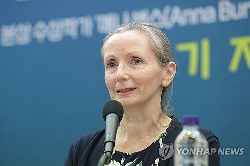 수상 소감 말하는 애나 번스