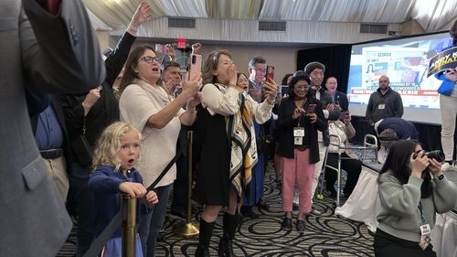 앤디 김 연설에 환호하는 지지자들