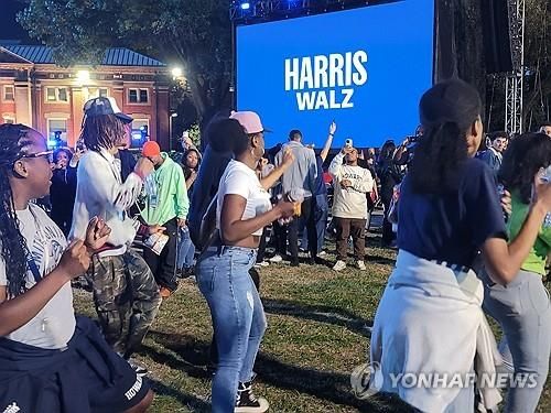 해리스 모교 하워드대학교에 모인 지지자들