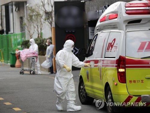 2020년 부산의료원으로 이송되는 코로나 환자