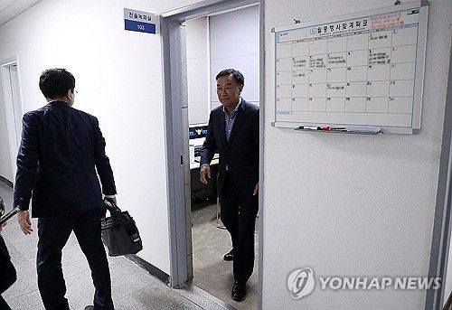 소환조사 마치고 나오는 김진하 양양군수