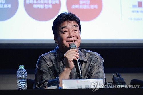 취재진 질문에 답하는 백종원 대표