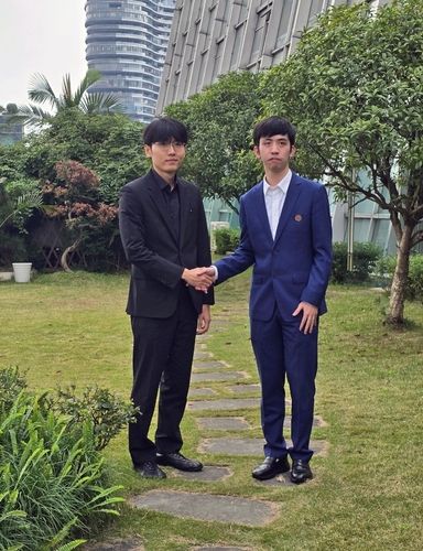 신진서(왼쪽)가 난양배 결승에서 왕싱하오와 맞붙는다.