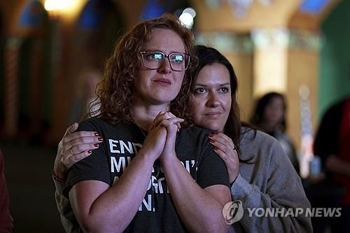 미주리주 주민투표 결과를 기다리고 있는 여성들 