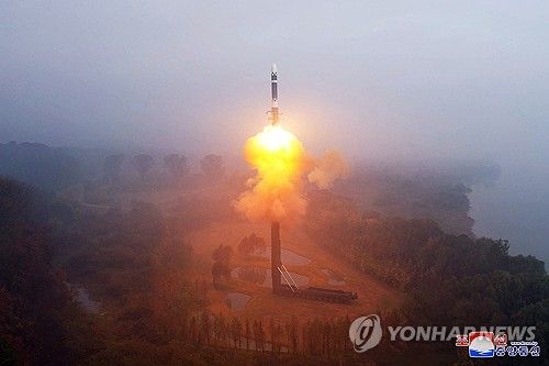 북한, 최신형 ICBM '화성포-19형' 시험발사 성공...김정은 참관