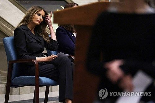 2023년 12월 15일(현지시간) 미국 워싱턴 DC의 국립문서기록보관소에서 귀화 행사를 앞두고 소개를 기다리는 멜라니아 여사 