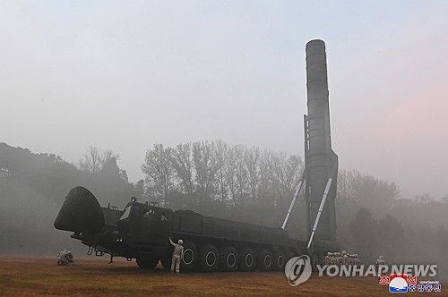 북한, 최신형 ICBM '화성포-19형' 시험발사 성공...김정은 참관