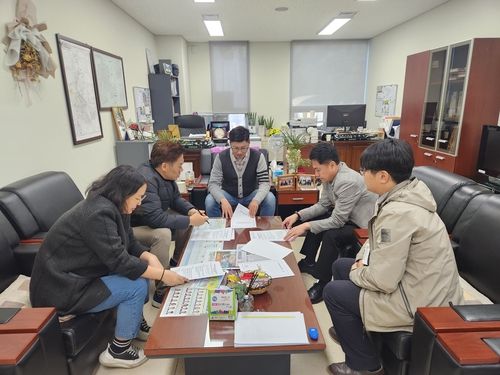 김혁성(가운데) 행복위 부위원장 면담하는 원공노 집행부 [원주시청 공무원노동조합 제공.재판매 및 DB 금지]