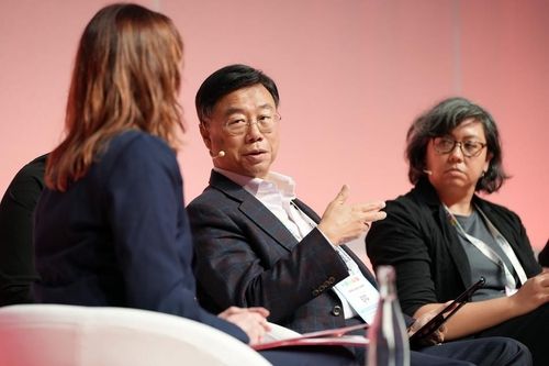 '2024 스페인 스마트시티 엑스포 월드 콩그레스'에서 발표하는 신상진 성남시장 