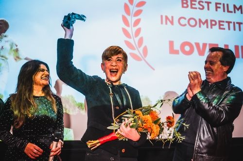 제9회 런던아시아영화제에서 작품상을 받은 '러브 라이징'의 주연 배우 산드라 응