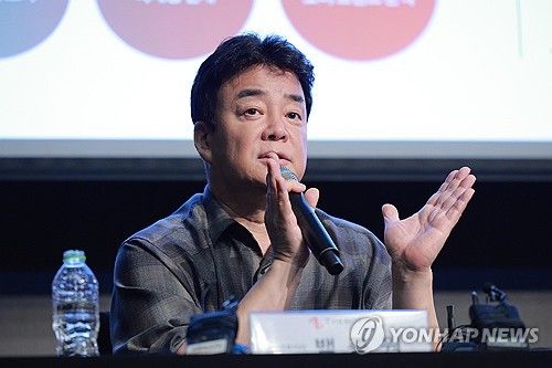 취재진 질문에 답하는 백종원 대표