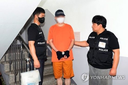 직장 후배 흉기로 찔러 살해한 50대 현장 검증