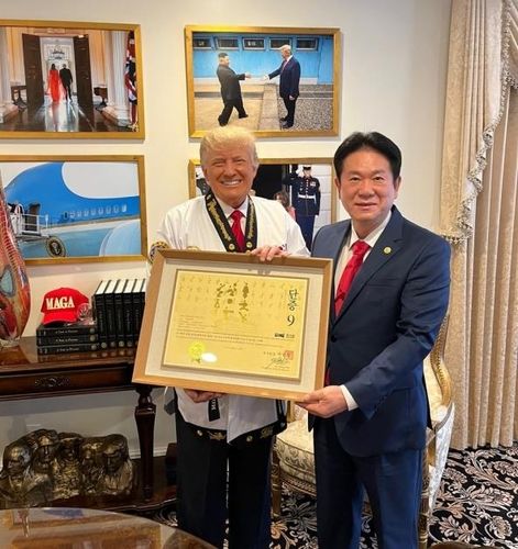2021년 태권도 명예 9단증을 받은 도널드 트럼프 미국 대통령 당선인