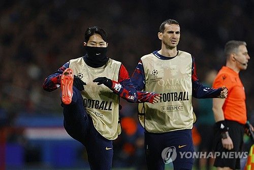 몸 푸는 이강인(왼쪽)