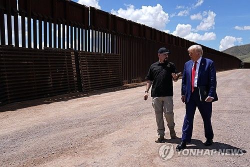 지난 8월 남부 국경 지대 찾은 트럼프