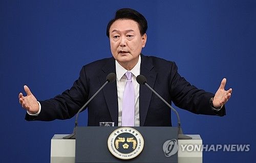 답변하는 윤석열 대통령