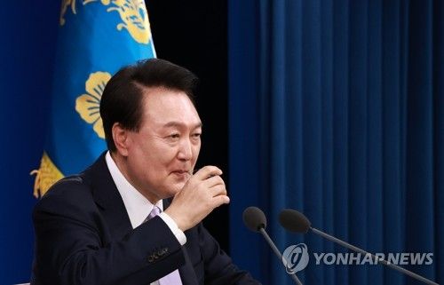 물 마시는 윤석열 대통령