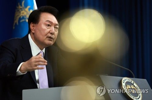 답변하는 윤석열 대통령