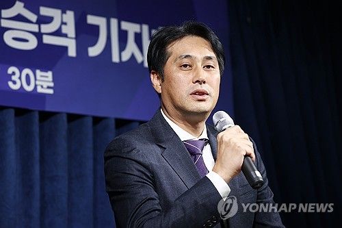 질문에 답하는 유병훈 감독