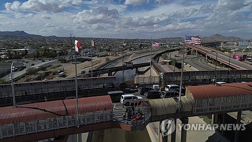 미국과 멕시코 국경 육로 통과하는 차량들