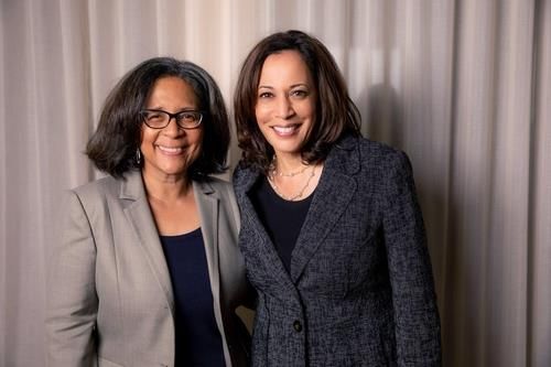 카멀라 해리스 부통령과 함께 사진 찍은 메릴린 스트리클런드 연방하원 의원(왼쪽)[매릴린 스트리클런드 연방하원 의원 트위터 캡처]