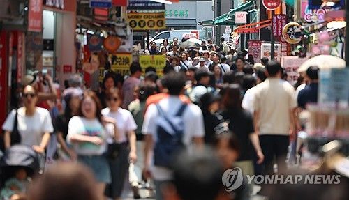 (서울=연합뉴스) = 5일 서울 명동 거리 모습. 2024.6.5 [연합뉴스 자료사진]