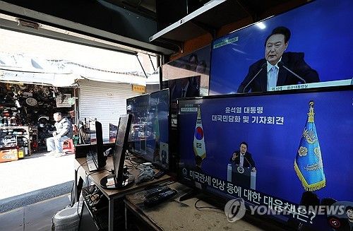 윤 대통령 대국민 담화·회견 지켜보는 상인