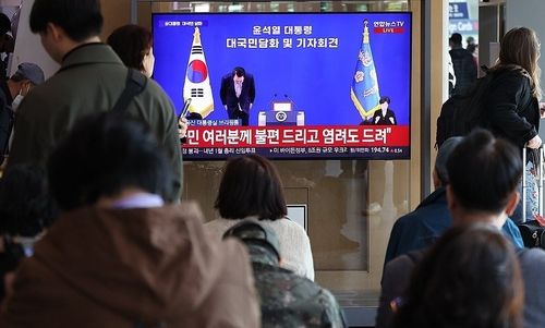 윤 대통령 대국민 담화·회견 지켜보는 시민들