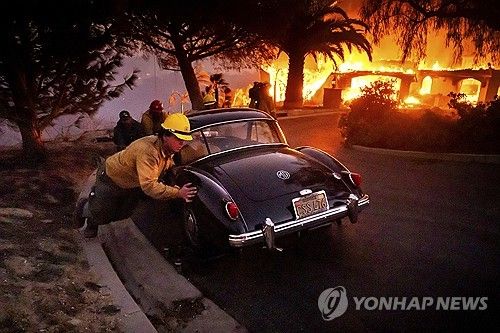 6(현지시간) 캘리포니아주 캐머릴로에서 확산 중인 산불