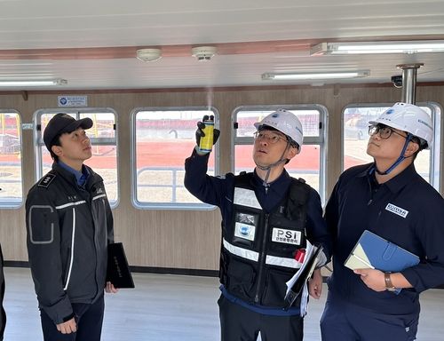 통영운항관리센터 관계자가 여객선 특별점검 중인 모습