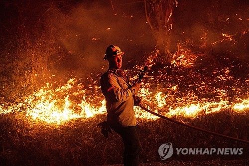 6일(현지시간) 캘리포니아 벤투라 카운티 샌타폴라에서 산불과 싸우는 소방관
