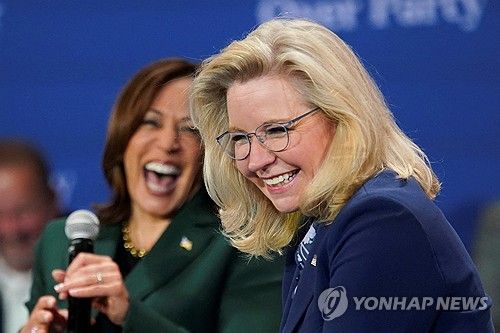 카멀라 해리스 부통령(좌)의 선거운동 지원에 나선 리즈 체니(우) 전 의원