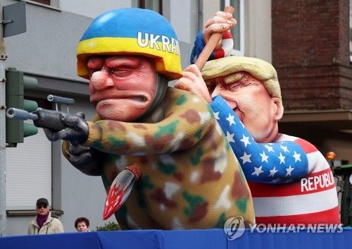우크라이나 병사 등 찌르는 트럼프 인형