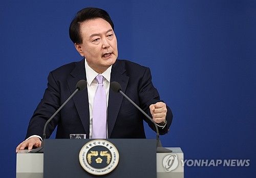 답변하는 윤석열 대통령