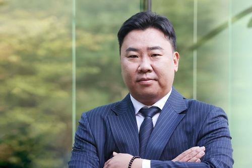 포즈 취하는 이범호 감독