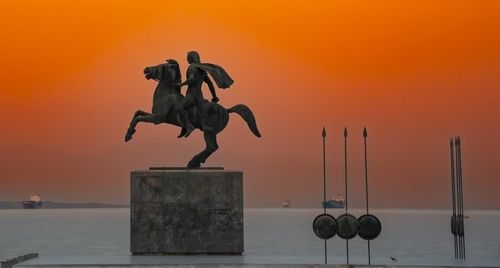 그리스 테살로니키의 알렉산더 대왕 동상. 오른쪽은 사리사(장창). [사진/성연재 기자] 