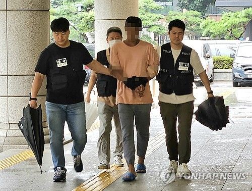 지난해 영장심사 출석하는 정모씨