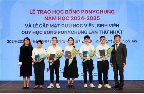 지난 4일 베트남 호찌민 롯데호텔에서 열린 '포니정 장학증서 수여식 겸 제1회 베트남 호찌민국립대 포니정 장학생 리유니언 데이' 행사에서 정몽규 포니정재단 이사장(사진 오른쪽에서 첫번째)과 응우옌 티타인 마이 호찌민국립대 부총장(왼쪽에서 첫번째)이 기념사진을 찍고 있다. [HDC현대산업개발 제공. 재판매 및 DB 금지]