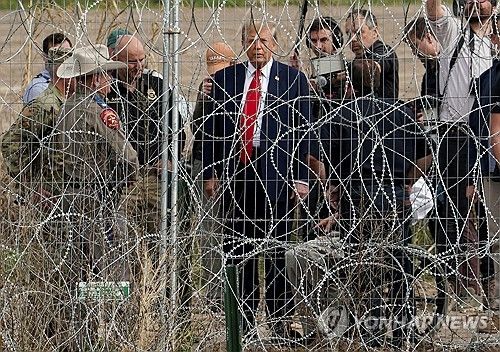 지난 2월 국경 펜스 바라보는 트럼프