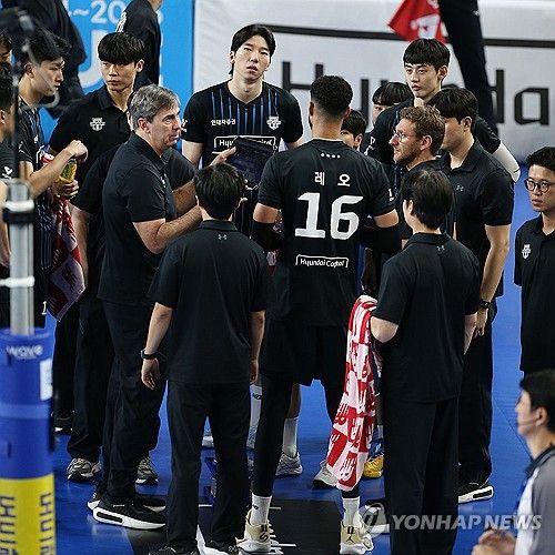 작전 지시하는 필립 블랑 감독