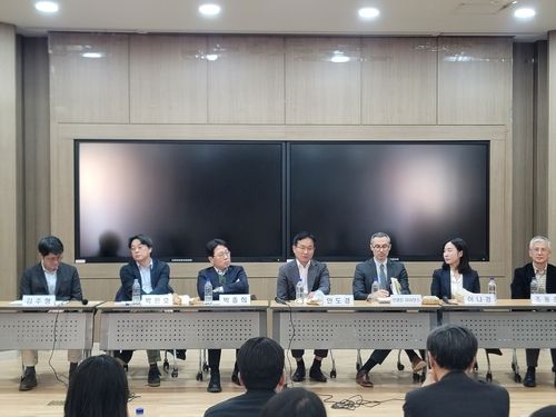 서울대 정치외교학부 '2024 미국 대선, 그 이후를 생각하다' 라운드테이블 모습