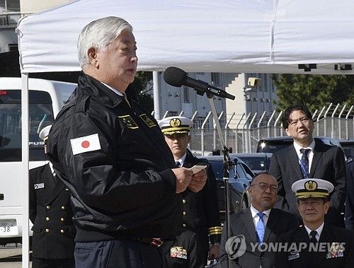 한국 함정 입항 환영하는 나카타니 일본 방위상