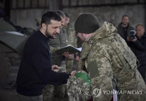 젤렌스키 대통령과 우크라이나 병사
