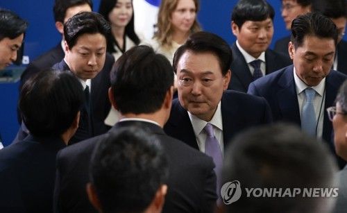 취재진과 인사하는 윤석열 대통령